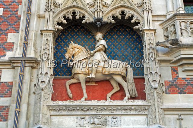 france loir et cher 02.JPG - Statue équestre de Louis XII, sous laquelle se trouvent le porc-épic symbole du roi, la lettre L pour Louis XII et la lettre A, emblème d’Anne de Bretagne.Château de BloisLoir-et-Cher,  France